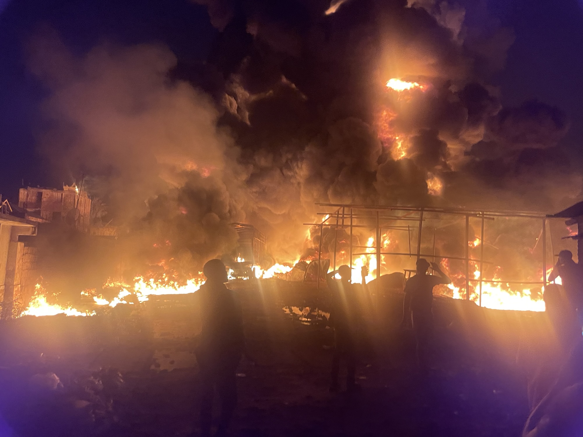 🔴 URGENCE : INCENDIE GRAVE PROVOQUÉ PAR UN FUMEUR DANS UN DÉPÔT DE PRODUITS PÉTROLIERS À LIMETE (SOCOPAO)